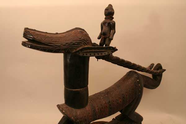 Bambara (tji-wara), d`afrique : Mali, statuette Bambara (tji-wara), masque ancien africain Bambara (tji-wara), art du Mali - Art Africain, collection privées Belgique. Statue africaine de la tribu des Bambara (tji-wara), provenant du Mali, 1099/4175.Grand cimier zoomorphe Tji-wara, porté par les membres de la même société. Ces cimiers étaient portés lors des cérémonies agricoles.Içi une antilope stylisée avec une tête allongée 18cm.,et une queue de caméléon,dans une position prêt à sauter,en emportant sur ses longues cornes un bonhomme debout.Le masque est fixé sur un socle heaume fait en vannerie. H.12cm. Masque avec une belle patine et  d